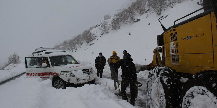 Diyarbakır'da ambulanslar karda mahsur kaldı