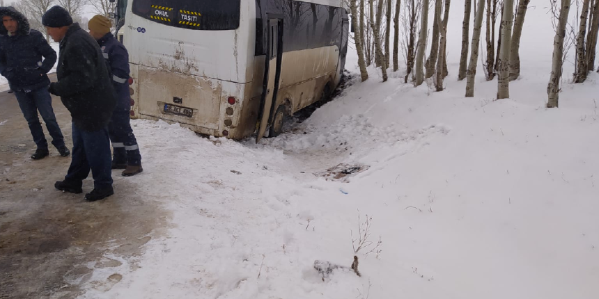 Öğrenci servisleri çarpıştı: 27 öğrenci yaralı