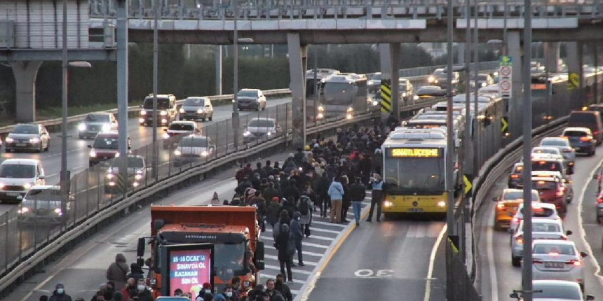 Metrobüs bozuldu, yolcular yürümek zorunda kaldı!