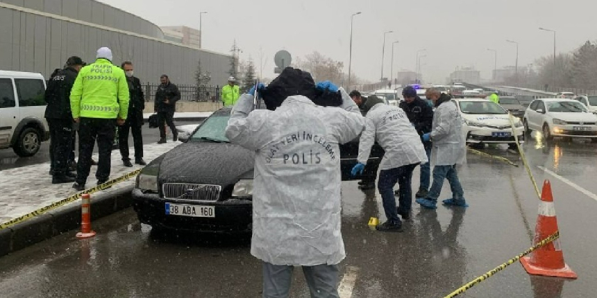Adliyenin önünde kanlı pusu: 1 ağır yaralı
