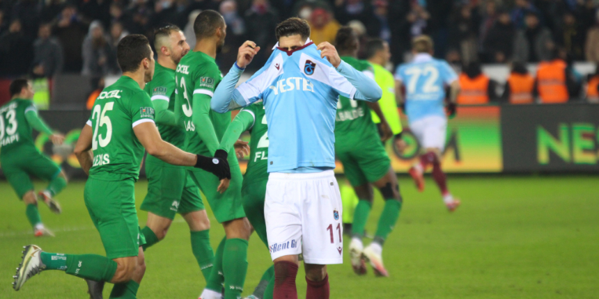 Bakasetas 90+5'te 2 kez penaltı kaçırdı! Giresunspor'la evinde 1-1 berabere kalan Trabzonspor cepten yiyor...
