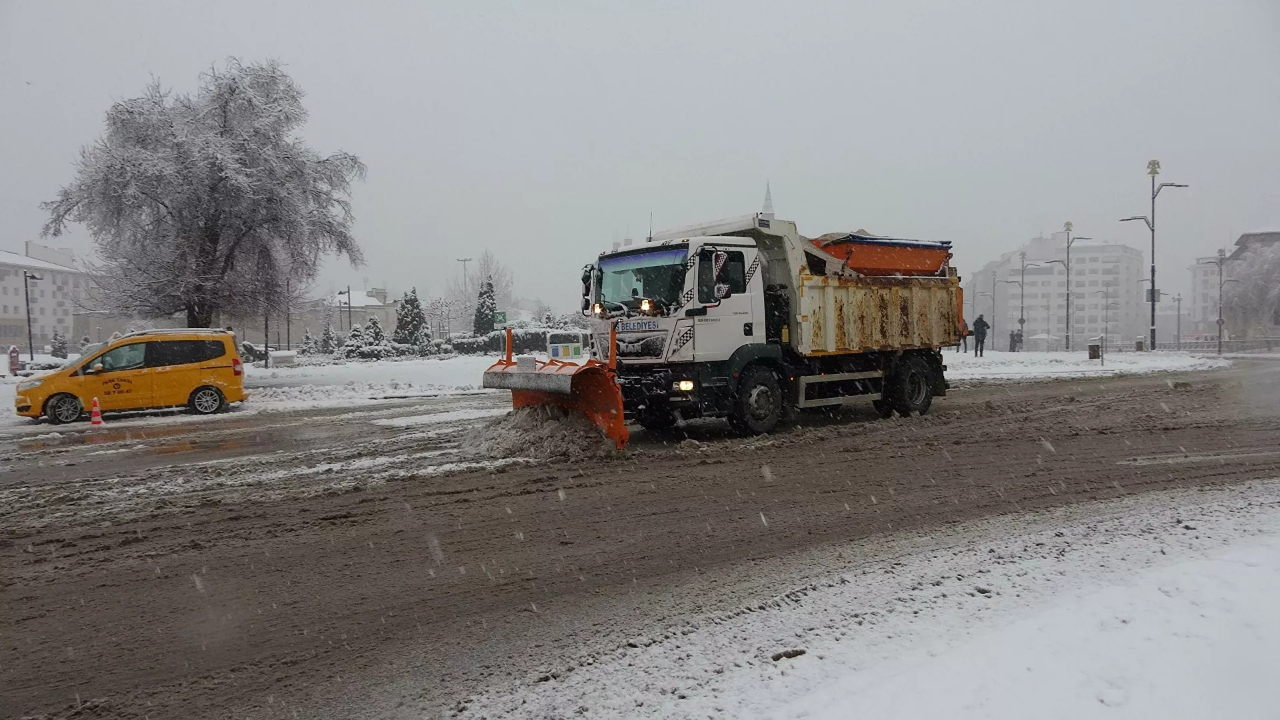 Ulaşıma kar engeli: Bursa'yı Ankara'ya bağlayan karayolu trafiğe kapandı!