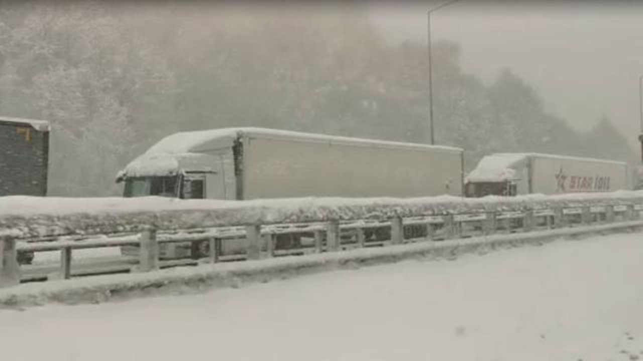 Bolu'da buzlanmada kayan TIR'lar Ankara yönünü ulaşıma kapattı