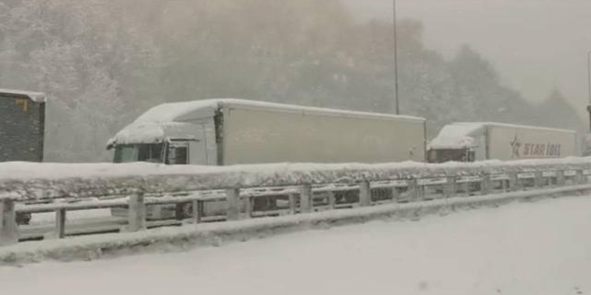 Bolu'da buzlanmada kayan TIR'lar Ankara yönünü ulaşıma kapattı