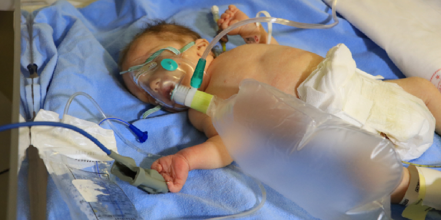 27 haftalık hasta bebek karda mahsur kaldı, imdadına ambulans helikopter yetişti!