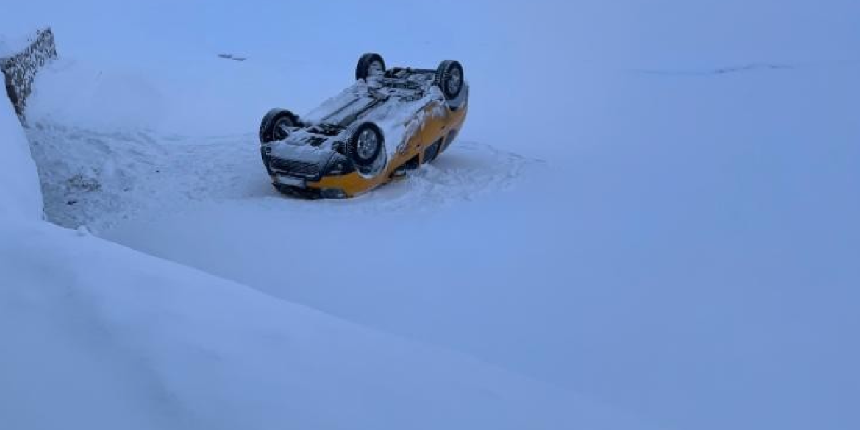 Taksi tipide takla attı, sürücüsü donma tehlikesi geçirdi