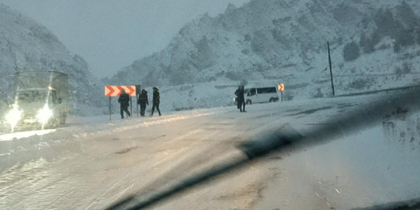 Buz pistine dönen Sincik-Kahta karayolu ulaşıma kapandı