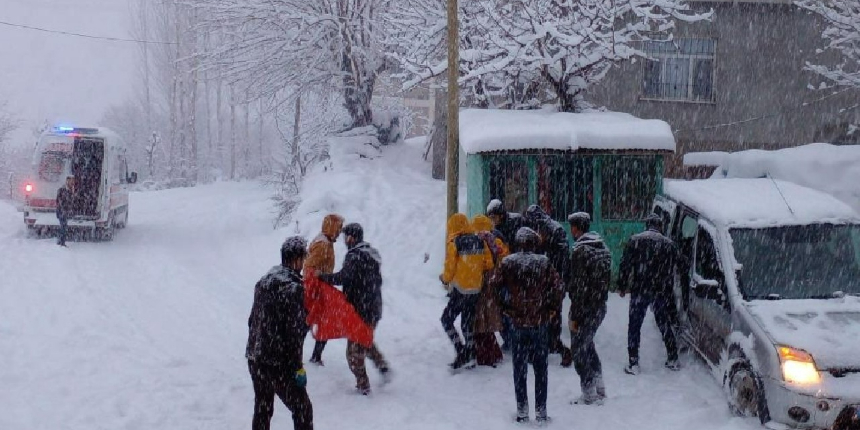 Şırnak-Hakkari karayolu ulaşıma kapandı, hastalar yolda kaldı