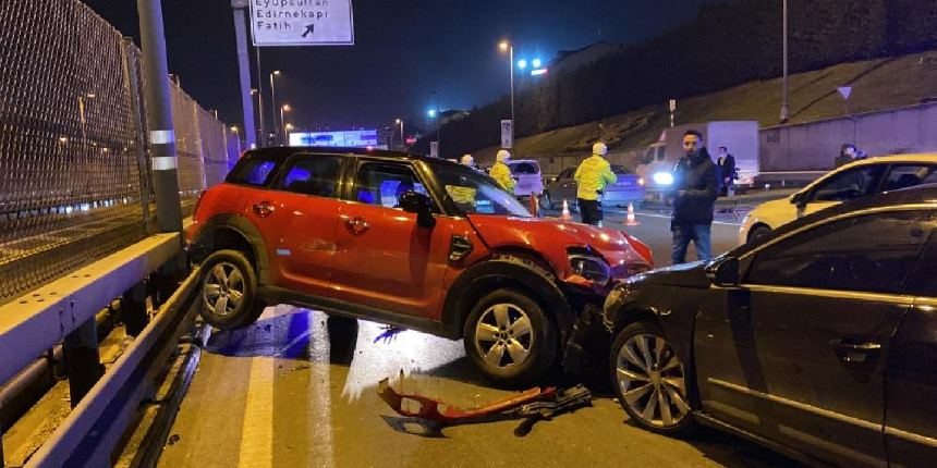 E-5’te zincirleme kaza! 3 araç birbirine girdi