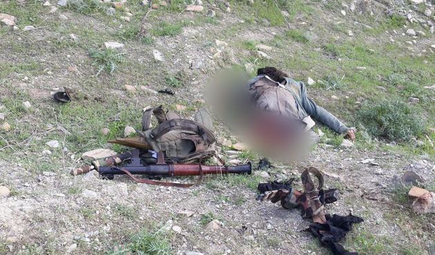 Hakkari'de bomba teröristin elinde patladı...