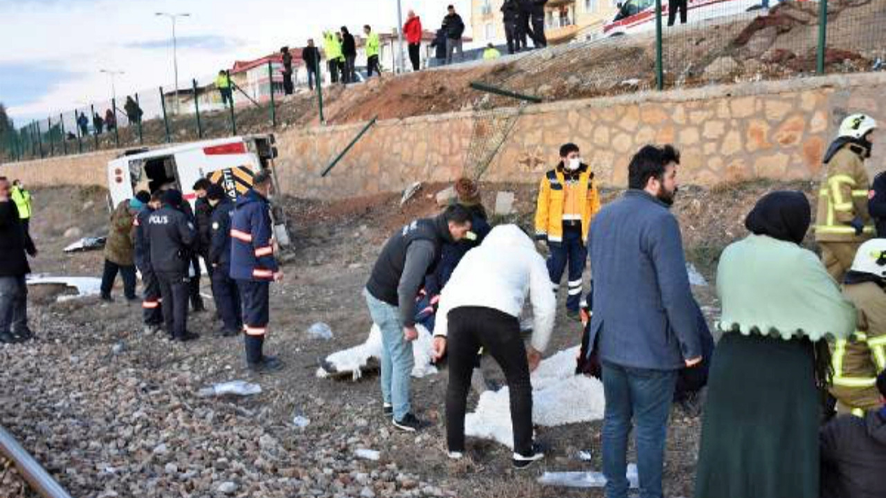 Kırıkkale güne felaketle uyandı: İşçileri taşıyan midibüs devrildi! Yaralılar var...