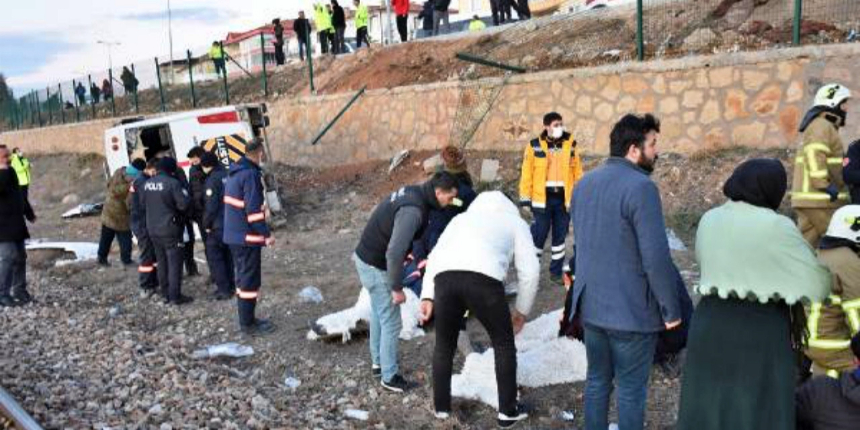 Kırıkkale güne felaketle uyandı: İşçileri taşıyan midibüs devrildi! Yaralılar var...