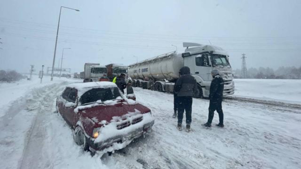 TIR'lara kar engeli: Bolu Dağı Tüneli'nin İstanbul yönü trafiğe kapandı!
