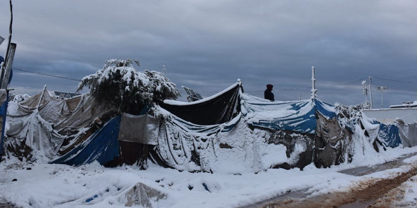 Afrin ve Azez'de kar yağışı ve fırtına sonrası çadırlar çöktü, yollar ulaşıma kapandı