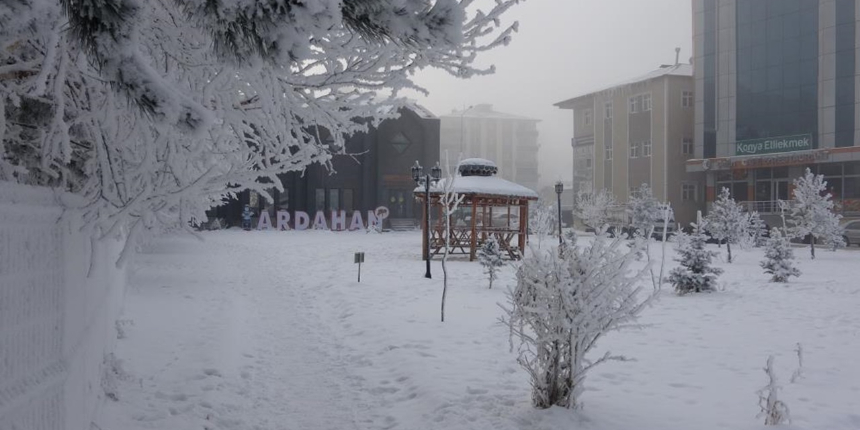 Ardahan eksi 16 dereceyi gördü: Araçlar soğuktan çalışmadı