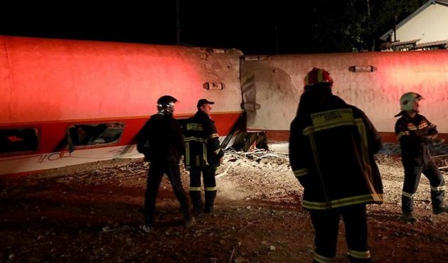 Komşuda felaket... Yolcu treni raydan çıktı!