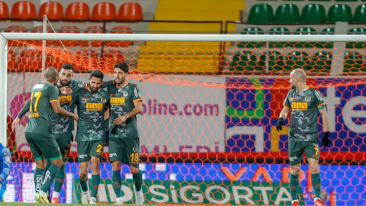 Emre Akbaba'dan Hatayspor'a hat-trick! Alanyaspor'dan yarım düzine gol!