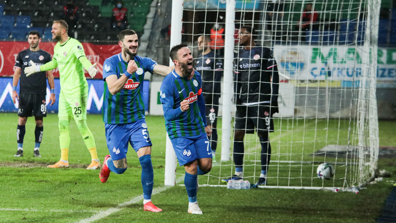 İki gün süren maçı Çaykur Rizespor kazandı... Antalyaspor maçında galibiyet golü Gökhan Gönül'den