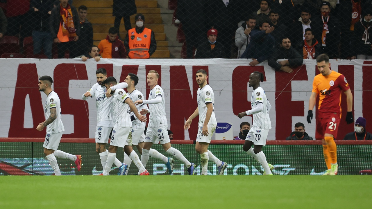 Galatasaray evinde Kasımpaşa'ya 1-3 mağlup... Tribünlerde "Burak Elmas istifa" sesleri!