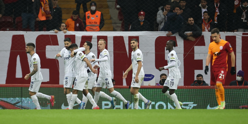 Galatasaray evinde Kasımpaşa'ya 1-3 mağlup... Tribünlerde "Burak Elmas istifa" sesleri!
