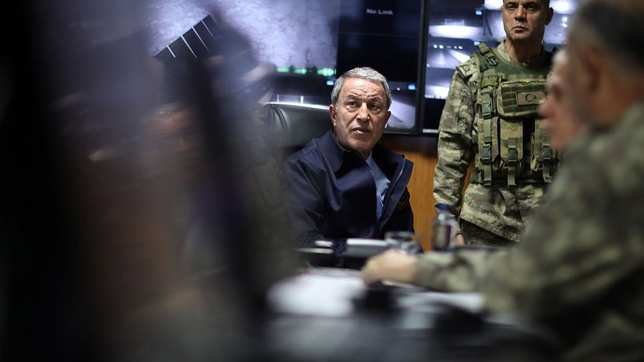 Bakan Akar ve komutanlar Irak sınır hattında incelemelerde bulunuyor...