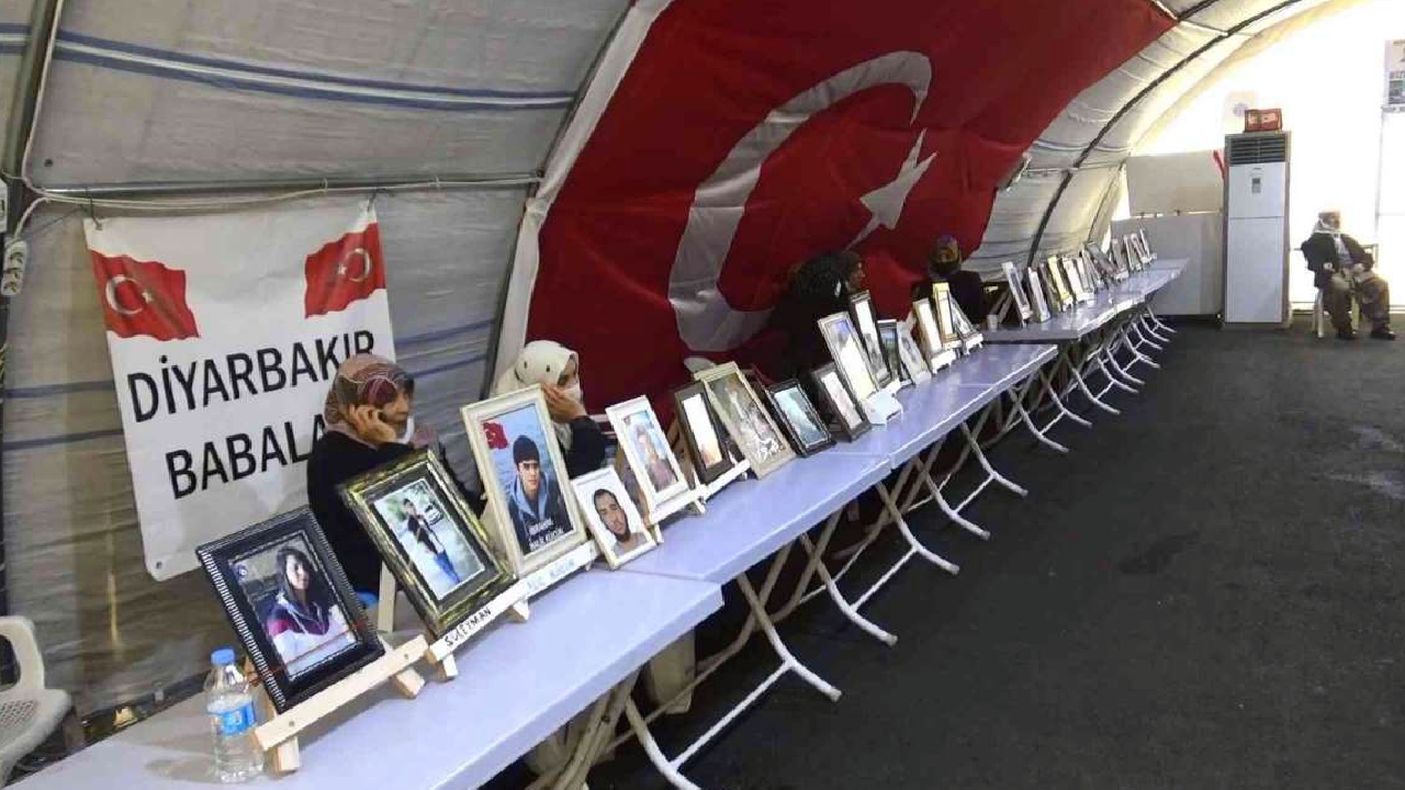 Evlat Nöbeti tutan ailelerden biri daha çocuğuna kavuştu