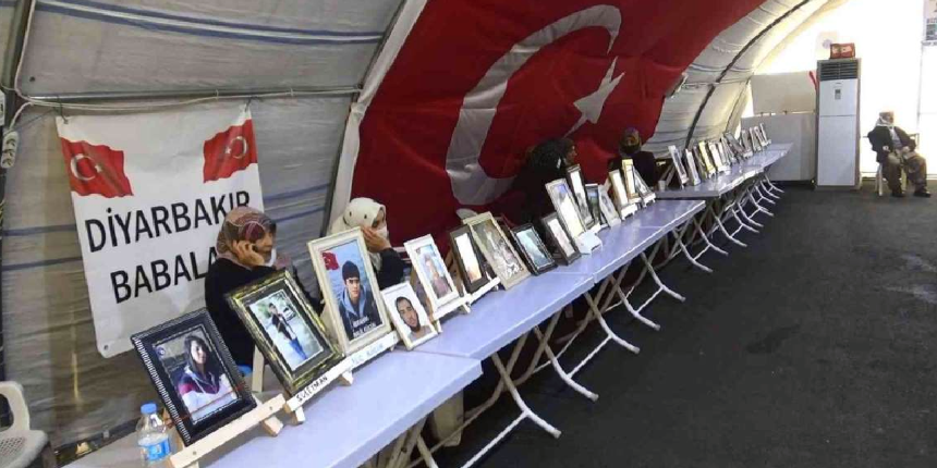 Evlat Nöbeti tutan ailelerden biri daha çocuğuna kavuştu