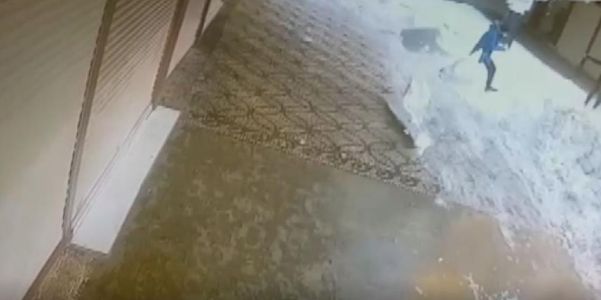 Kar kütlesinin altında kalmaktan saniyelerle kurtuldular!