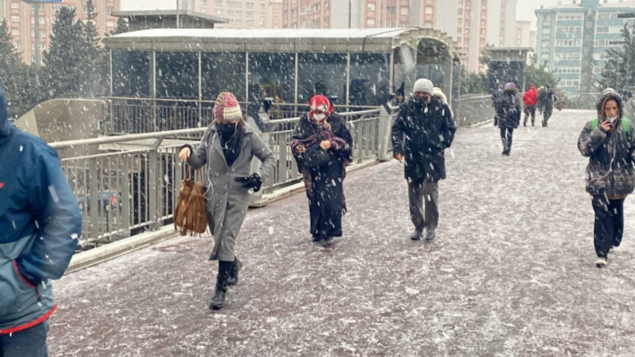 İstanbul kara teslim! Beklenen yağışlar başladı: Trafik kilitlendi!
