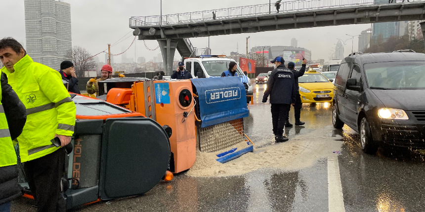 Kadıköy'de kar küreme ve yol tuzlama aracı yan yattı