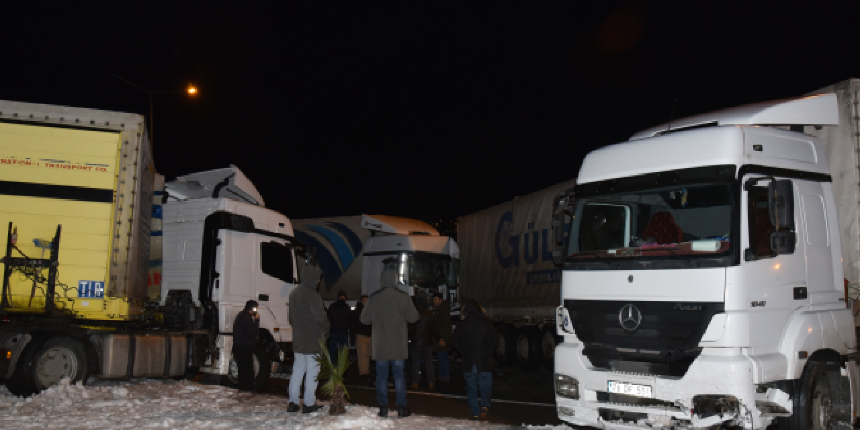 Karadeniz Sahil Yolu'nda 3 tır birbirine girdi