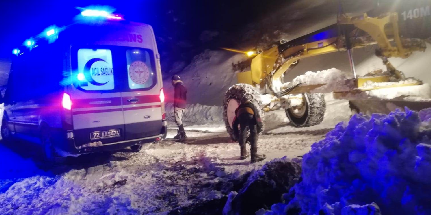 Batman'da kardan yollar kapandı, mahsur kalan hastalar kepçelerle taşındı