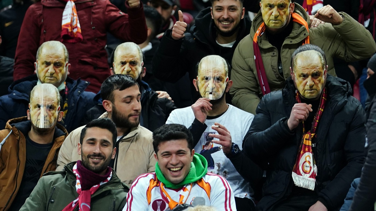 Galatasaray taraftarından yönetim ve futbolculara #DefolGitBurakElmas etiketli protesto...