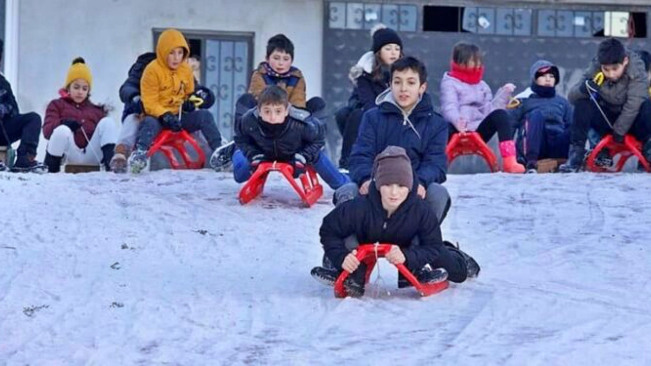 Tatil erken başladı: Pek çok ilde karne günü de eğitime ara verildi... İşte tatil olan il ve ilçeler....