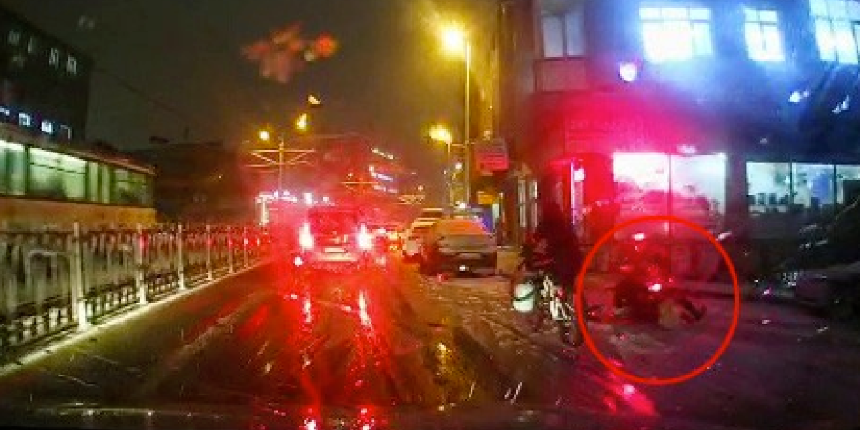 Karda ayağı kayıp düştü, o anlar görüntülendi