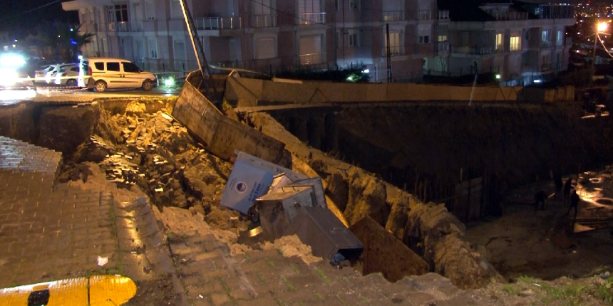 Büyükçekmece’de istinat duvarı çöktü, yol hafriyat alanına kaydı