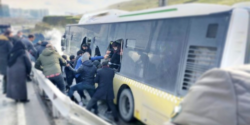Sefaköy'de İETT otobüsü kaza yaptı: Yolcular camlar kırılarak çıkarıldı!