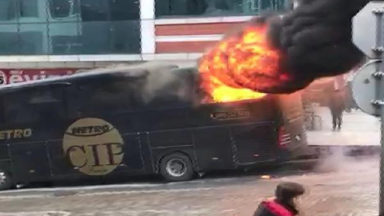 Esenyurt'ta korku dolu anlar: Yolcu otobüsü küle döndü!
