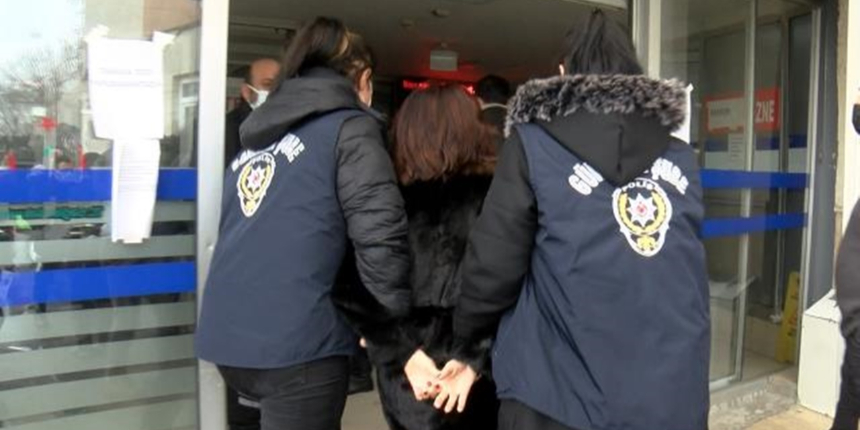 "Sedef Kabaş elini arkaya koyarak dik duruşunu sergiledi!"