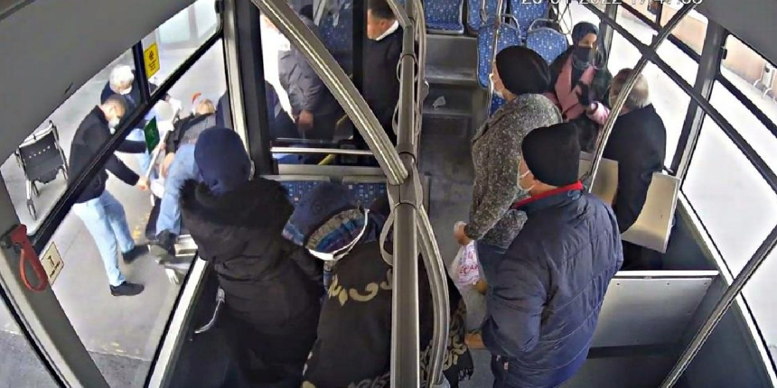 Otobüste kalbi duran hastayı hastaneye yetiştirdi!