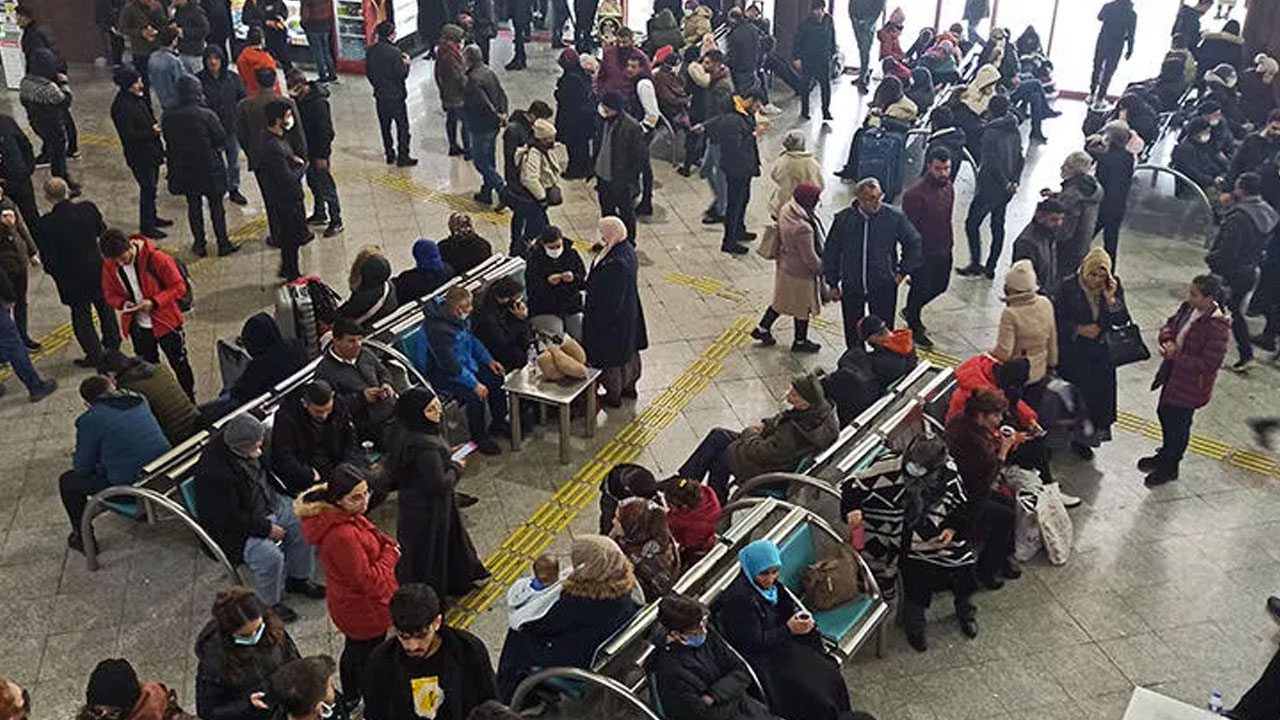 Kar yağışı sonrası Konya’yı çevre illere bağlayan yollar kapandı: Yolcular terminalde bekliyor