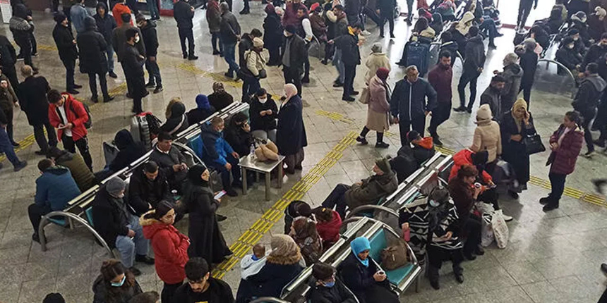 Kar yağışı sonrası Konya’yı çevre illere bağlayan yollar kapandı: Yolcular terminalde bekliyor