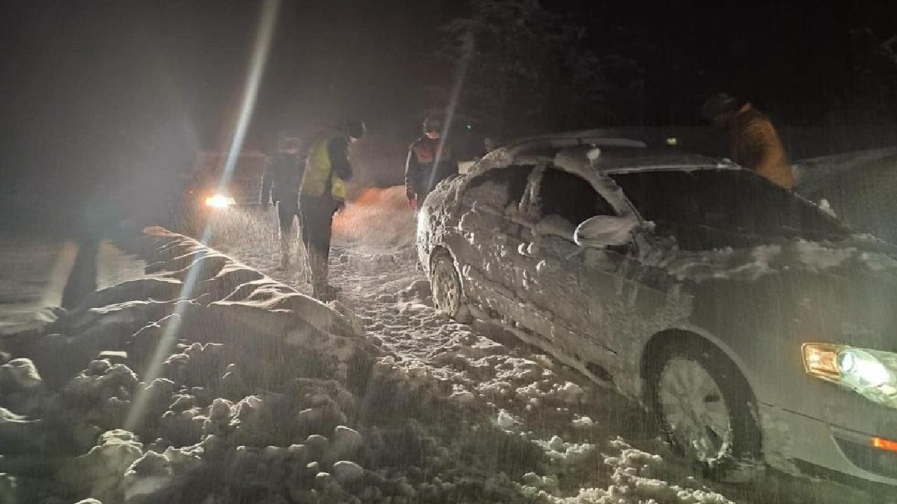 Kastamonu-Çatalzeytin karayolu üzerine çığ düştü, yol ulaşıma kapandı