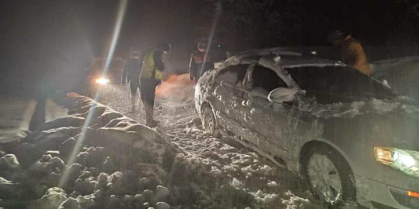Kastamonu-Çatalzeytin karayolu üzerine çığ düştü, yol ulaşıma kapandı