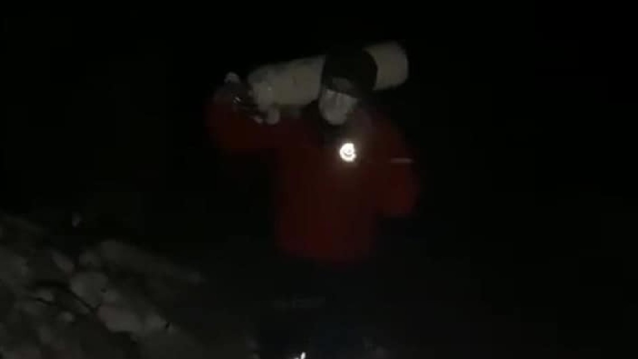 Ambulansın ulaşamadığı noktada, hastaya oksijen tüpünü omzunda taşıdı!