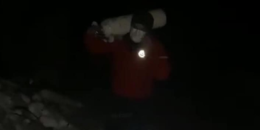 Ambulansın ulaşamadığı noktada, hastaya oksijen tüpünü omzunda taşıdı!