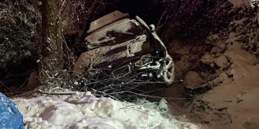 Buzlanma nedeniyle dere yatağına uçan otomobilde can pazarı: 1 ölü, 3 yaralı
