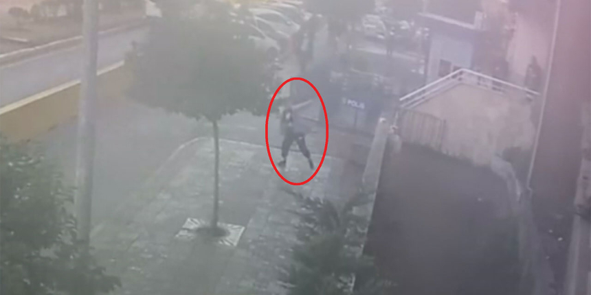 Annesini gasp ettiği öne sürüldü, karakolu taşladı