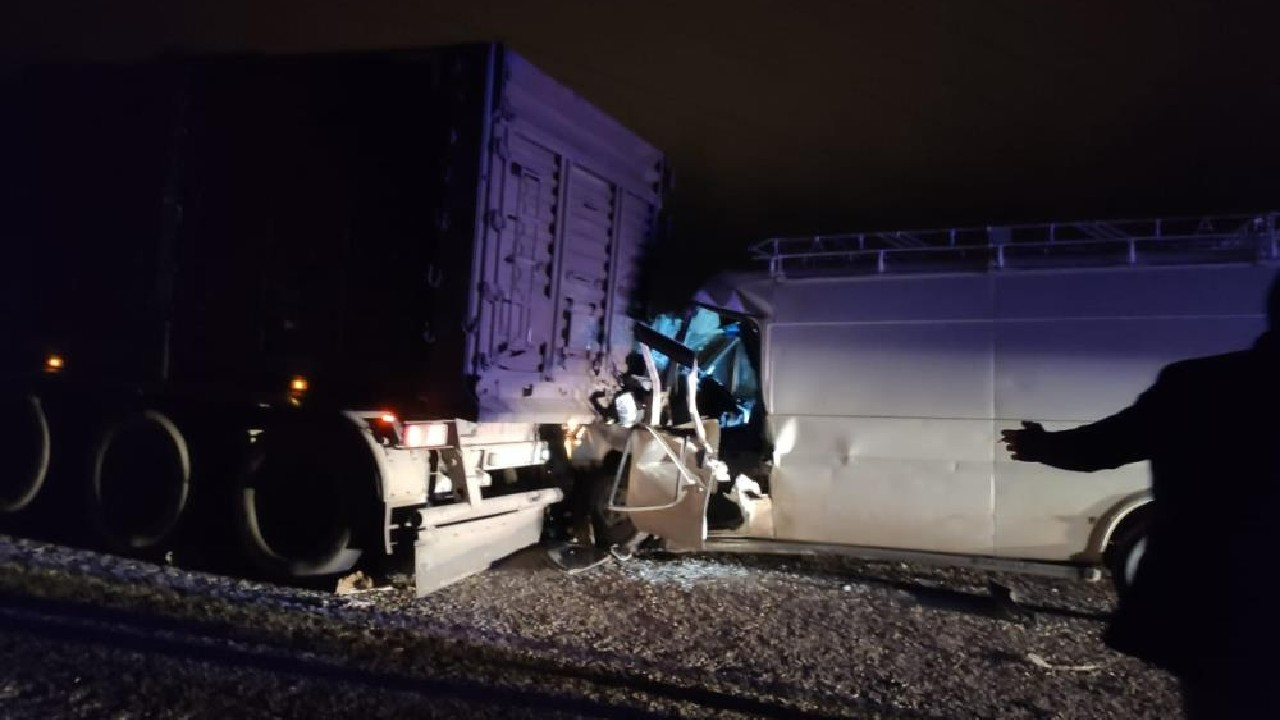 Minibüs tıra arkadan çarptı: 2 yaralı