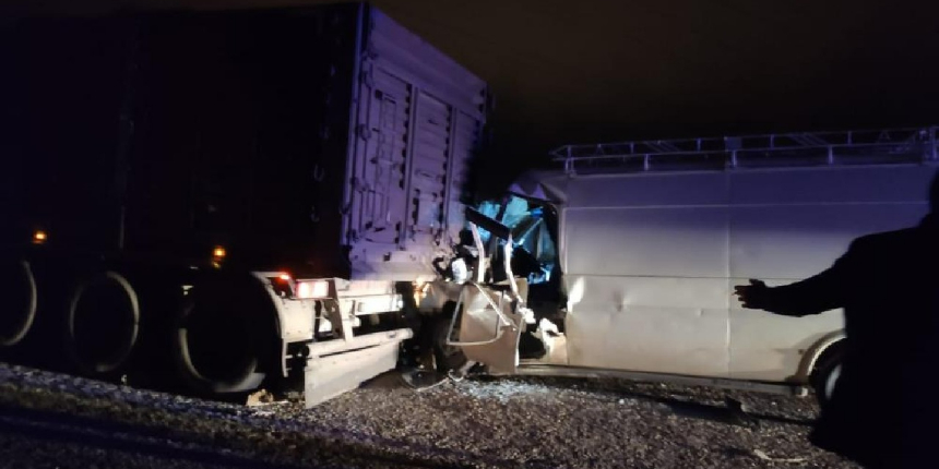 Minibüs tıra arkadan çarptı: 2 yaralı